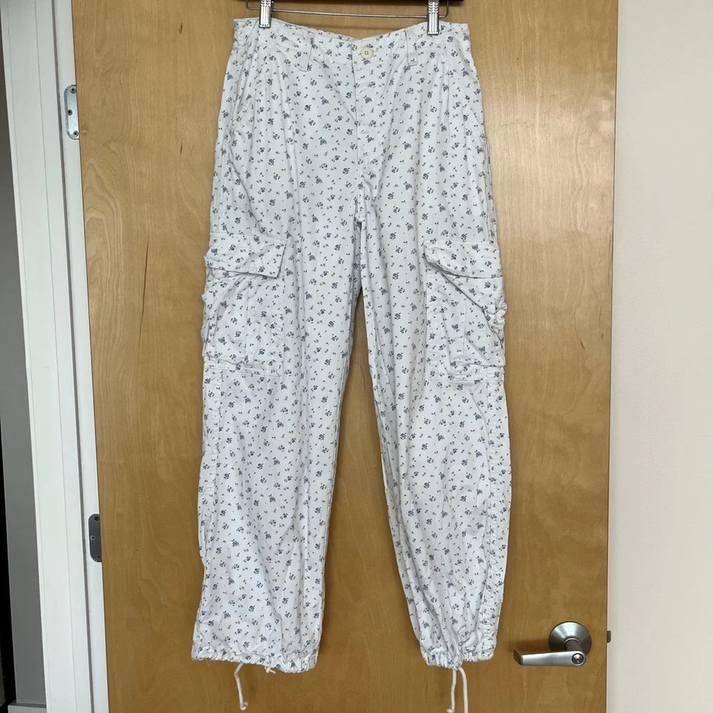 Levi’s ‘94 Baggy blue and white ditsy floral cargo pants - Picture 1 of 5